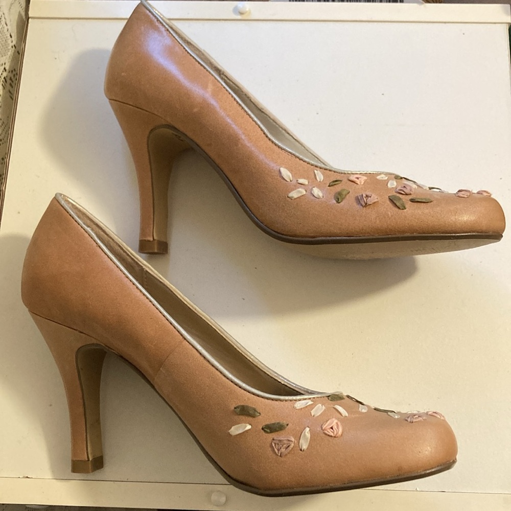 Steve Madden never worn Y2K tan leather pumps, ribbon flower embroidery, 6 1/2 - Picture 7 of 14